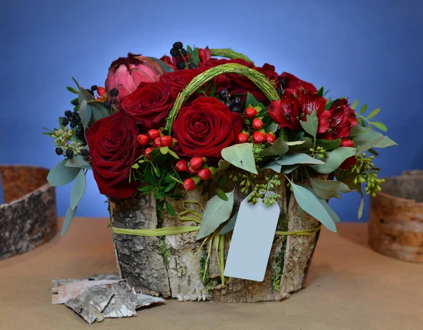 Strauß roter Rosen in einem Kasten aus Birkenrinde — Stockfoto