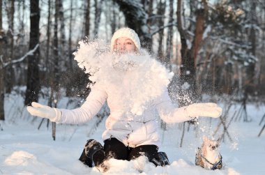 Kadın ormanda kar kış oynama