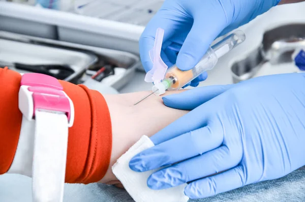 Krankenschwester entnimmt Blut aus einer Vene zur Analyse. — Stockfoto