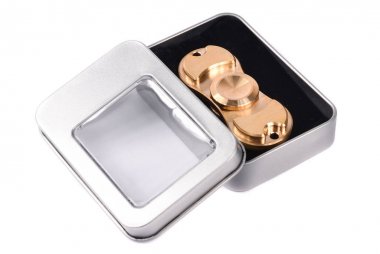 Metalik parmak Spiner beyaz bir arka plan üzerinde izole bir kutu içinde