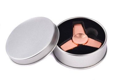 Metalik parmak Spiner beyaz bir arka plan üzerinde izole bir kutu içinde