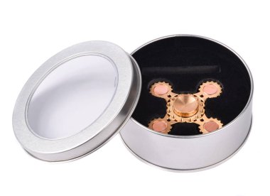 Metalik parmak Spiner beyaz bir arka plan üzerinde izole bir kutu içinde