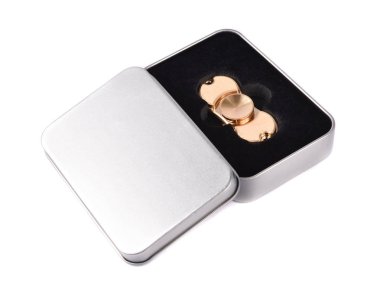 Metalik parmak Spiner beyaz bir arka plan üzerinde izole bir kutu içinde