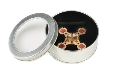 Metalik parmak Spiner beyaz bir arka plan üzerinde izole bir kutu içinde