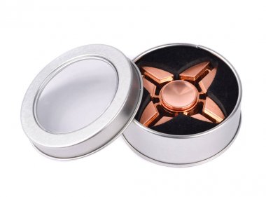 Metalik parmak Spiner beyaz bir arka plan üzerinde izole bir kutu içinde