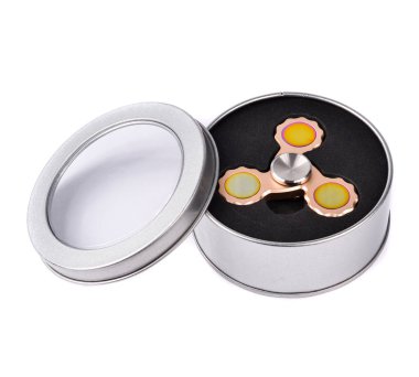 Metalik parmak Spiner beyaz bir arka plan üzerinde izole bir kutu içinde