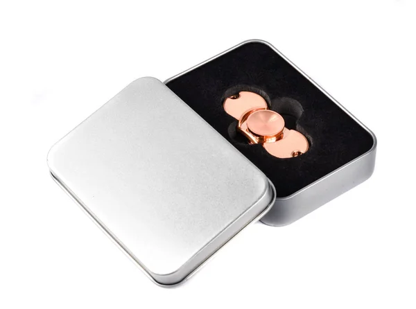 Metalik parmak Spiner beyaz bir arka plan üzerinde izole bir kutu içinde