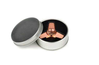 Metalik parmak Spiner beyaz bir arka plan üzerinde izole bir kutu içinde