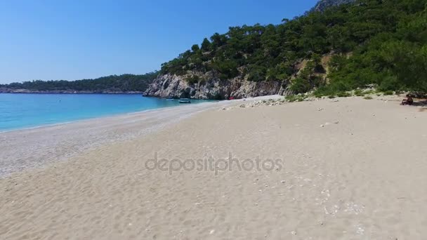 Turquesa playa soleado escena — Vídeo de stock