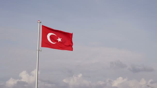 Turkiska flaggan med blå himmel — Stockvideo