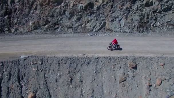 Paseo en bicicleta por la montaña — Vídeos de Stock