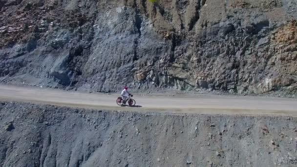 Paseo en bicicleta por la montaña — Vídeos de Stock