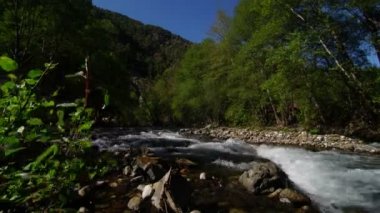 Kayaların üzerine akan su