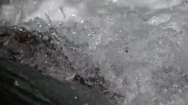 Kayaların üzerine akan su