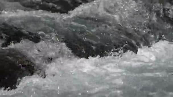 Wasser fließt über die Felsen — Stockvideo