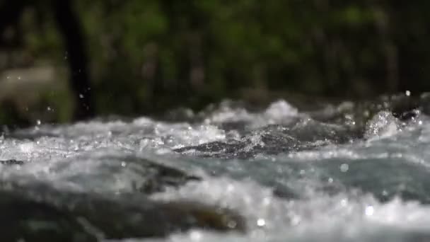 Вода, текущая по скалам — стоковое видео