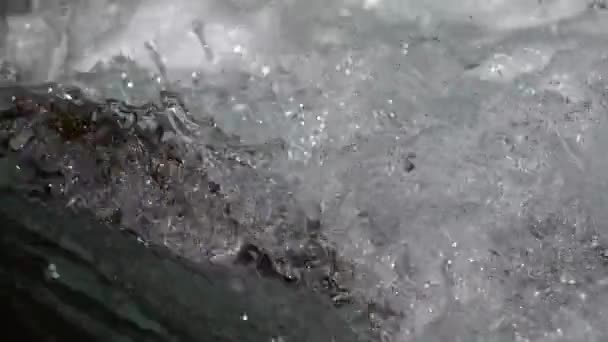 Água que flui sobre as rochas — Vídeo de Stock