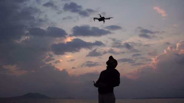 Jovem voando seu drone — Vídeo de Stock