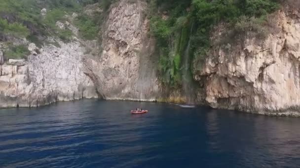 Caiaque no mar no Mediterrâneo turco — Vídeo de Stock