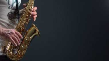 SAX oyuncu siyah arka plan ile