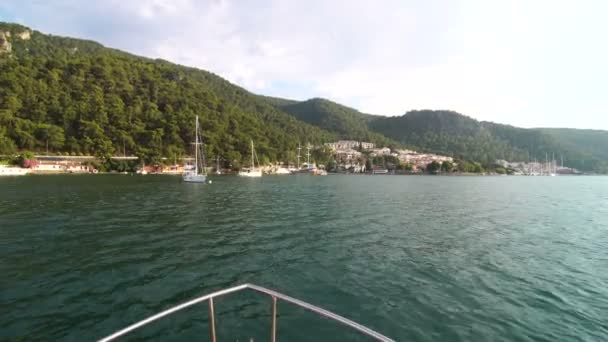 Fethiye Hafen stetigen Schuss mit Bootsfahrt — Stockvideo