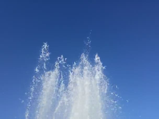 Fuente con cielo azul — Vídeo de stock