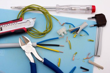 Elektrik onarım ve tesisat izole elektronik araçlar kümesi ile