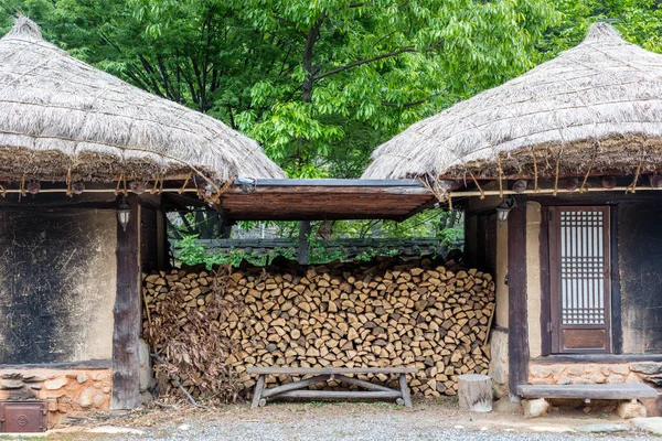 Una pila de troncos de madera, antigua casa coreana — Foto de Stock