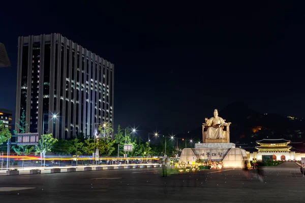 Maio 15, 2017 Gwanghwamun plaza à noite e A estátua do Rei Sejong — Fotografia de Stock