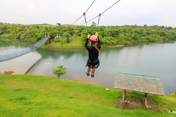 Abr 23, 2017 Mujer deslizándose en una aventura de tirolesa en la montaña — Foto de Stock