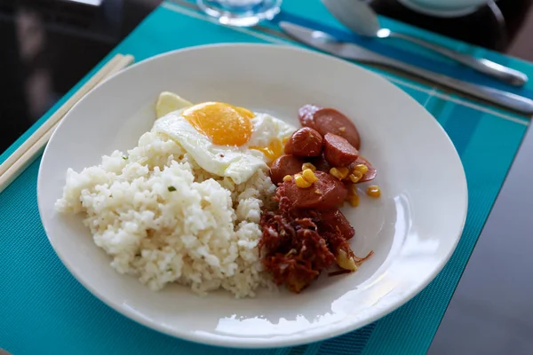 Plato de comida mixta - Estilo de comida de Filipinas — Foto de Stock