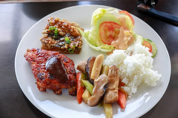 Schotel van gemengde Food - Filippijnen voedsel stijl — Stockfoto