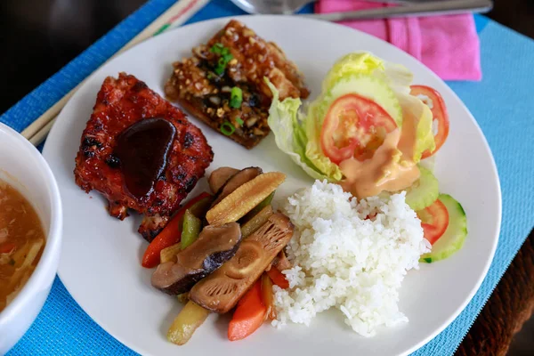 Plato de comida mixta - Estilo de comida de Filipinas — Foto de Stock