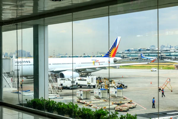 5 апреля 2017 года Терминал 2 аэропорта NAIA, Манила, Филиппины — стоковое фото