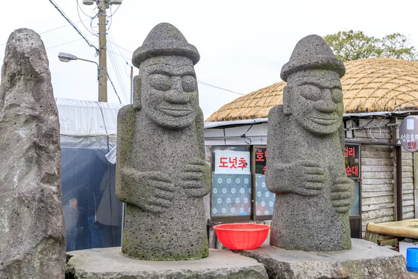 Dolharubang las "piedras del abuelo" y también un landmar nacional — Foto de Stock