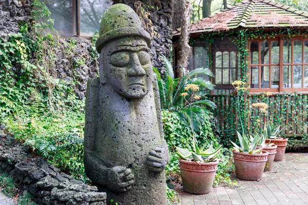 Dolharubang las "piedras del abuelo" y también un landmar nacional — Foto de Stock