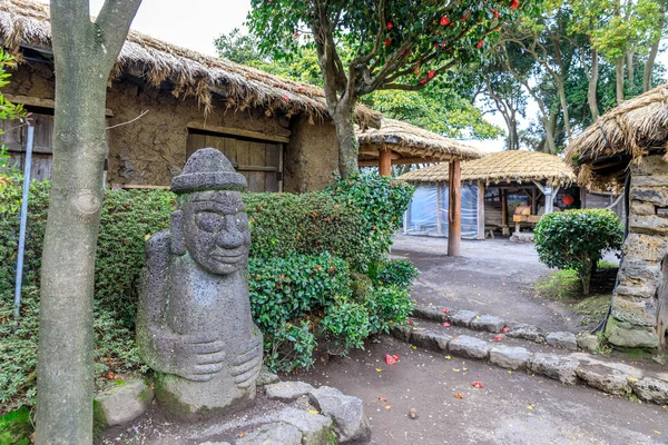 Dolharubang las "piedras del abuelo" y también un landmar nacional — Foto de Stock