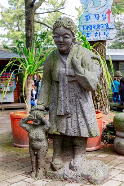Estatua de Haenyeo de una buzo coreana con niño en Jeju islan — Foto de Stock