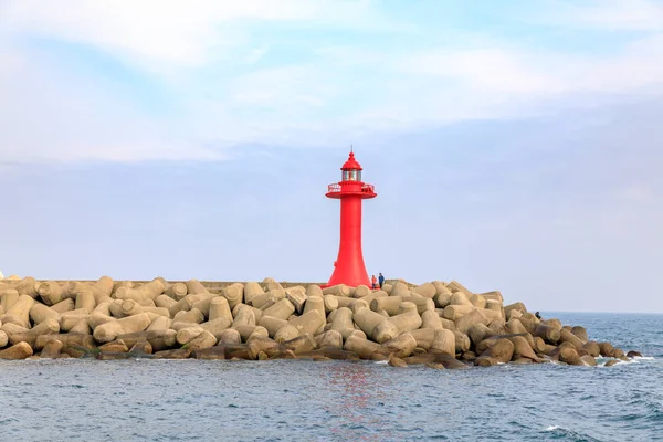 Czerwona latarnia morska na morzu — Zdjęcie stockowe