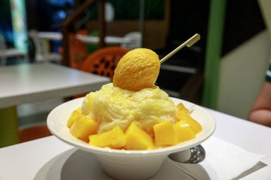 Kesilmiş buz taze Mango ile