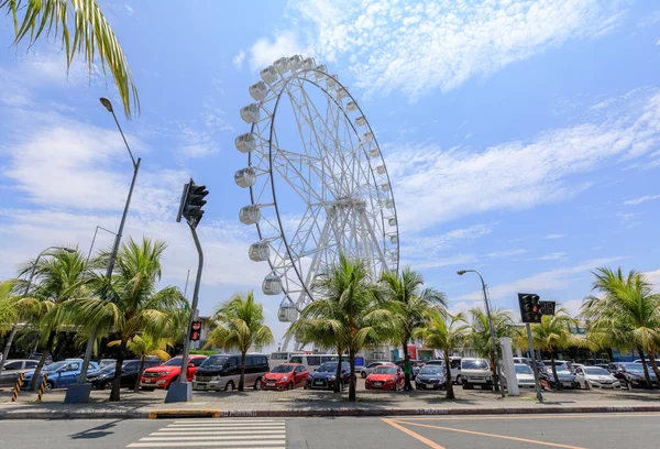 31 de maio de 2017 Ferris wheel at Mall of Asia in Manila. O ferris — Fotografia de Stock