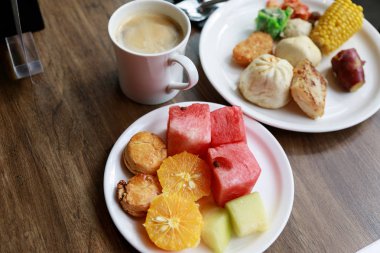 Karışık kahvaltı büfesi - ekmek, meyve, kahve fincan