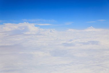 Ufuk çizgisi Bulutların üstünde uçaktan görünüm