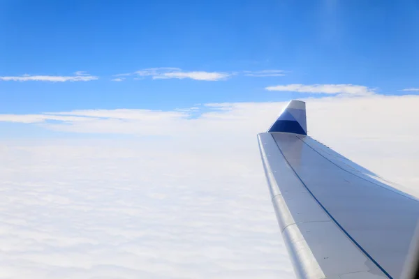 Vista da bela nuvem e asa do avião da janela - Trave — Fotografia de Stock