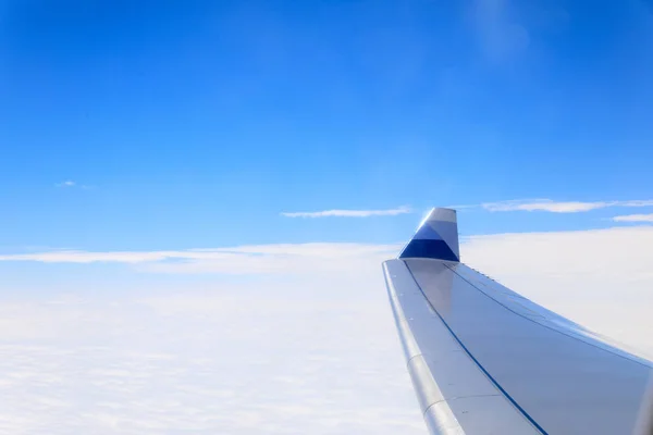 Вид из окна на красивое облако и крыло самолета - Траве — стоковое фото