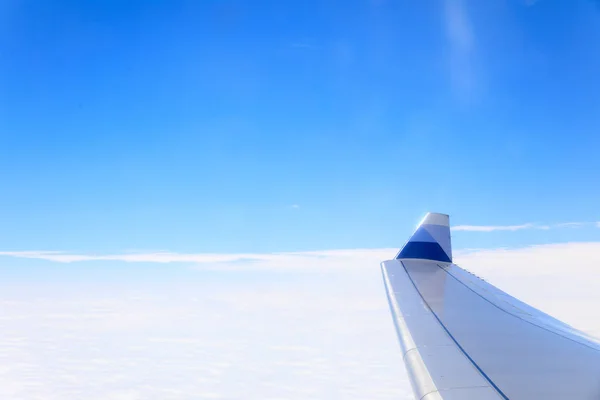 Вид из окна на красивое облако и крыло самолета - Траве — стоковое фото