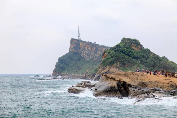 Туристи в Geopark Yeliu (Yehliu) — стокове фото