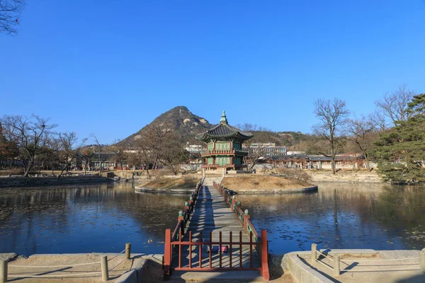 Palacio Gyeongbokgung en otoño en Seúl, Corea del Sur —  Fotos de Stock
