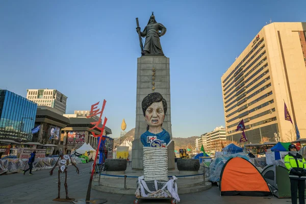 16 déc. 2016 Gwanghwamun Plaza avec la statue de l'amiral Yi — Photo