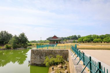 22 Haziran 2017 Donggung Sarayı ve Wolji su birikintisi içinde Gyeongju, Güney K